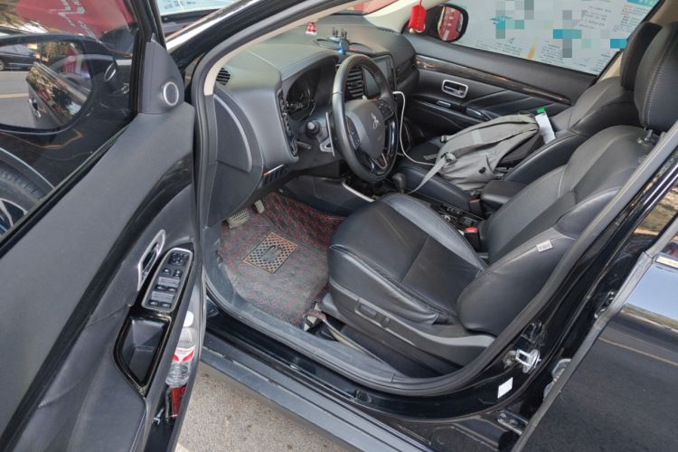 Used Mitsubishi Outlander 2019 2.4L 4x4 Zhi Xiang Edition 5 Seats China V Emission Standard
