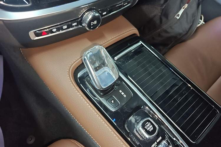 Used Volvo S60 New Energy 2020 T8 e-Drive Hybrid All-Wheel Drive Smart Luxury Edition Gear Lever