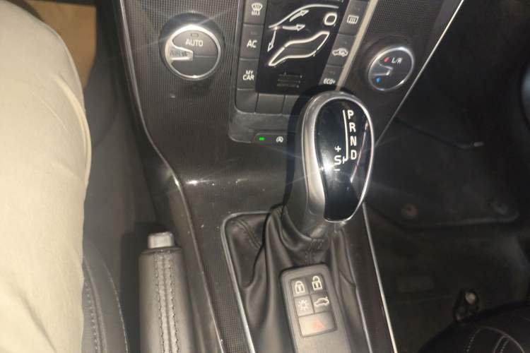Used Volvo V40 2017 T3 Zhiyi Edition Gear Lever