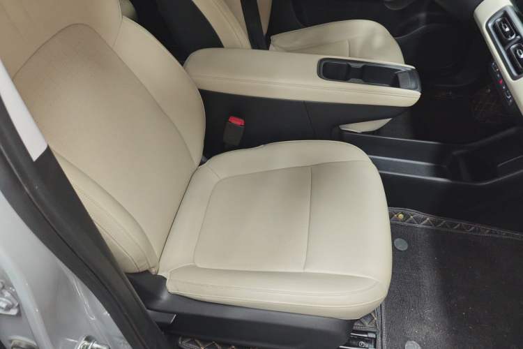 Used Wuling Bingo PLUS 2024 330 km Range Five-Seater Version Right Front Seat