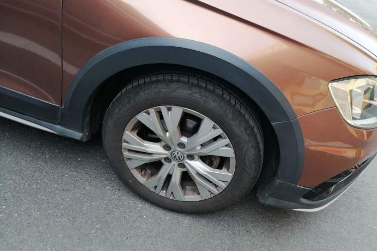 Used Volkswagen C-TREK 2017 1.6L Automatic Comfort Model Right Front Wheel Hub