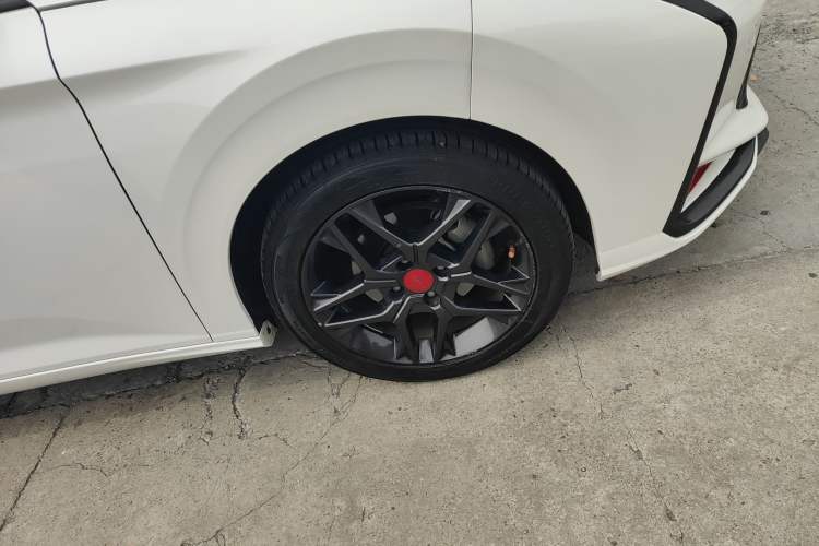 Used Dongfeng Aeolus Yixuan 2021 230T Automatic Chasing Shadow Edition Right Front Wheel Hub