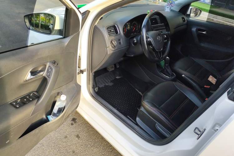 Used Volkswagen Polo 2016 1.6L Automatic Comfort Model
