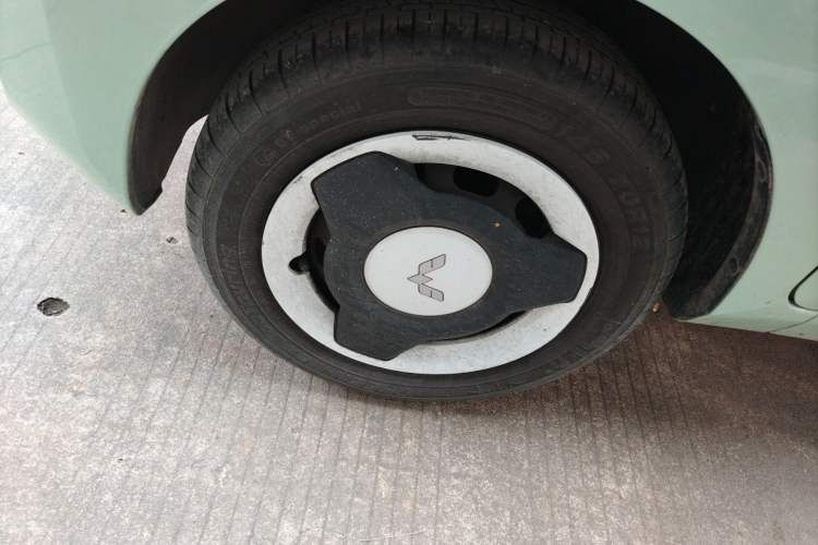 Used Wuling Hongguang MINIEV 2021 Macaron Fashion Edition Lithium-Ion Battery Left Front Wheel Hub