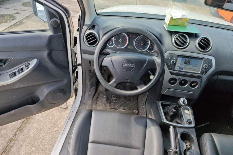 Used JMC Yuhu 7 2016 2.4L Two-Wheel Drive Luxury Version 4G69