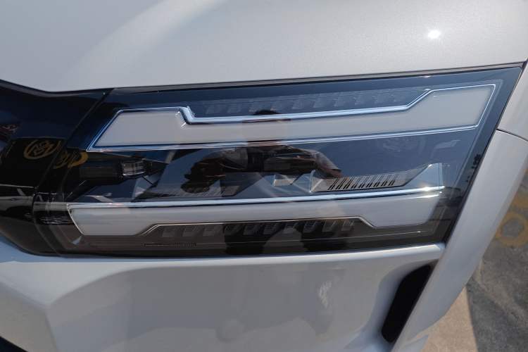 Used Wuling Xingguang 560 New Energy 2026 Model, Pure Electric, 500 km, Luxury Version Left Front Headlight