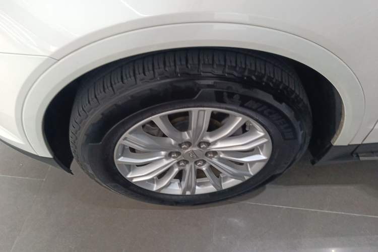 Used Cadillac XT5 2016 28T Four-Wheel Drive Tech Version Left Front Wheel Hub