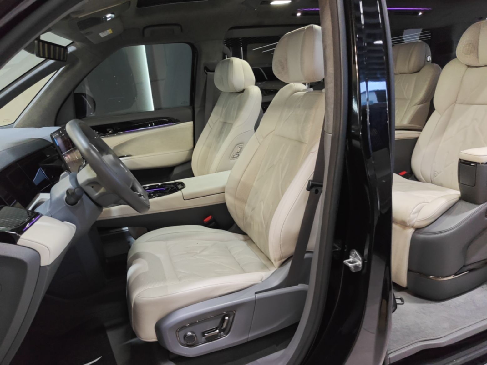 Zeekr 009 2024 7-Seater Walk-Through Version Four-Wheel Drive 108 kWh — снимка 17