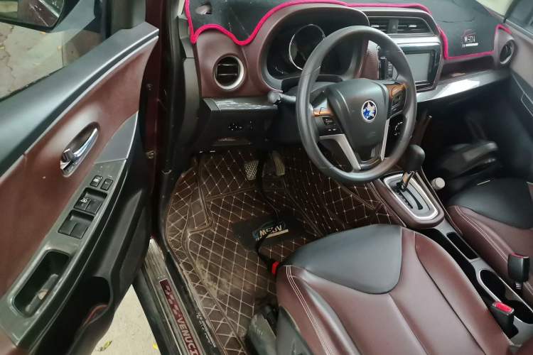 Used Venucia M50V 2017 1.6L XL CVT Luxury Edition Driver Seat