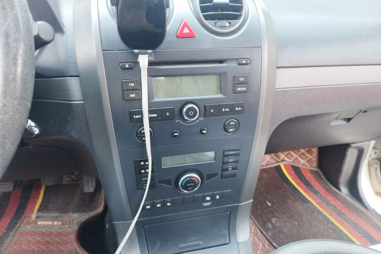 Used Haval H5 Classic 2011 Zhizun Edition 2.4L Four-Wheel Drive Deluxe Differential Version Audio And AC Panel