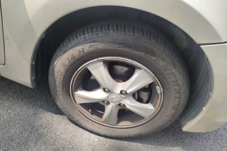 Used Hyundai Verna (older generation) 2014 1.4L Automatic Smart GLS Right Front Wheel Hub