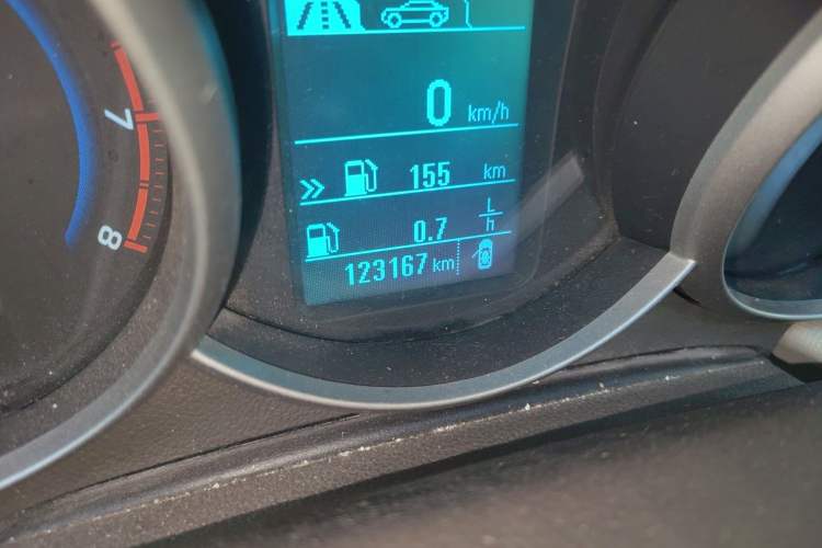 Used Chevrolet Cruze 2015 1.5L Classic SE MT Odometer Close Up