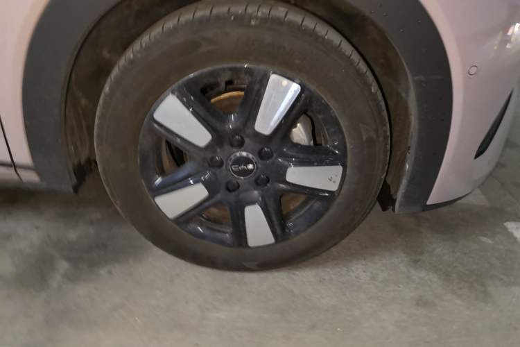 Used BYD Dolphin 2025 Intelligent Driving Version 410 km Fashion Edition Right Front Wheel Hub