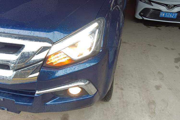 Used Isuzu D-MAX 2020 1.9T 4x4 Automatic Comfort Edition China VI Standard RZ4E Hi-Power
