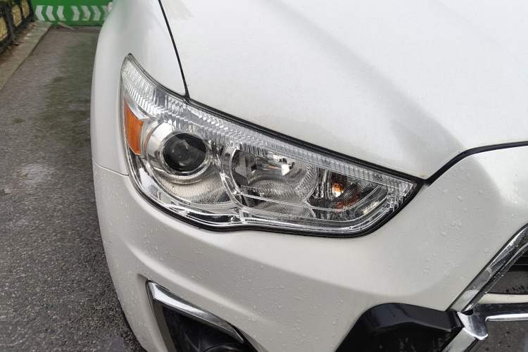 Used Mitsubishi ASX 2013 2.0L CVT Two-Wheel Drive Elite Edition Right Front Headlight