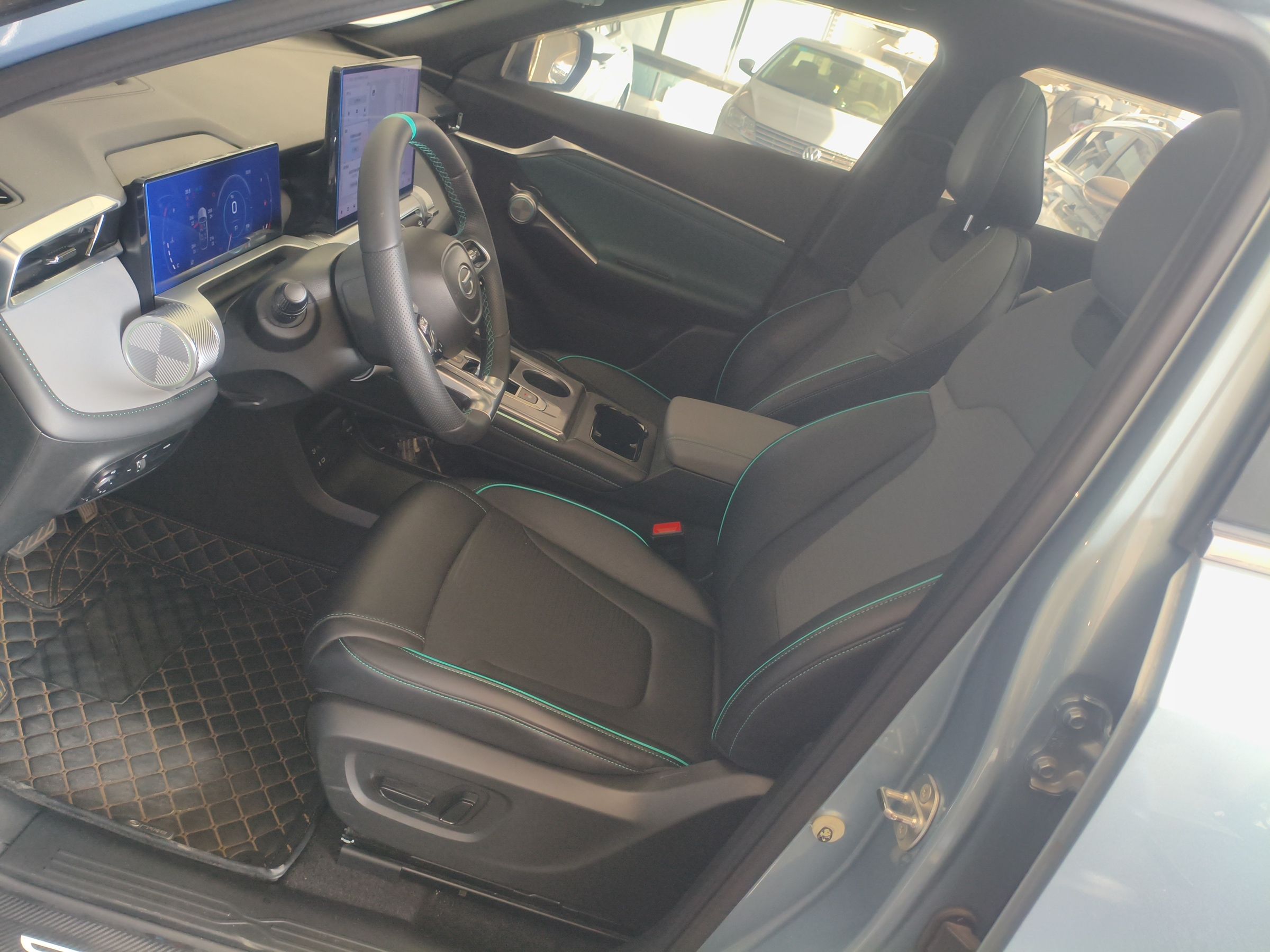 Переднее сиденье в автомобиле