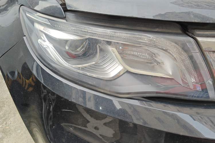 Used Geely Auto Emgrand X7 Sport 2018 1.8TD Automatic Two-Wheel Drive Smart Connect 4G Internet Edition Right Front Headlight