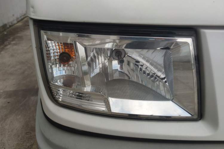 Used Iveco Daily 2017 2.5T A35 Low-Roof 5-7 Seater Passenger Van 47Z5
