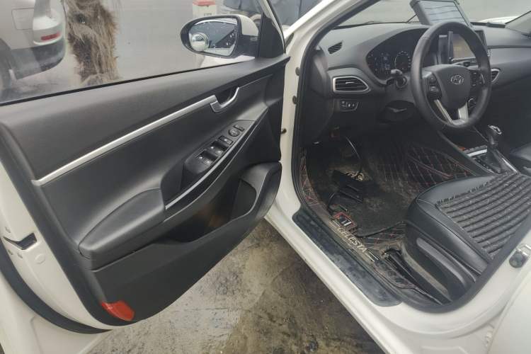 Used Hyundai Celesta 2017 1.6L Automatic Enjoyment Version GLS
