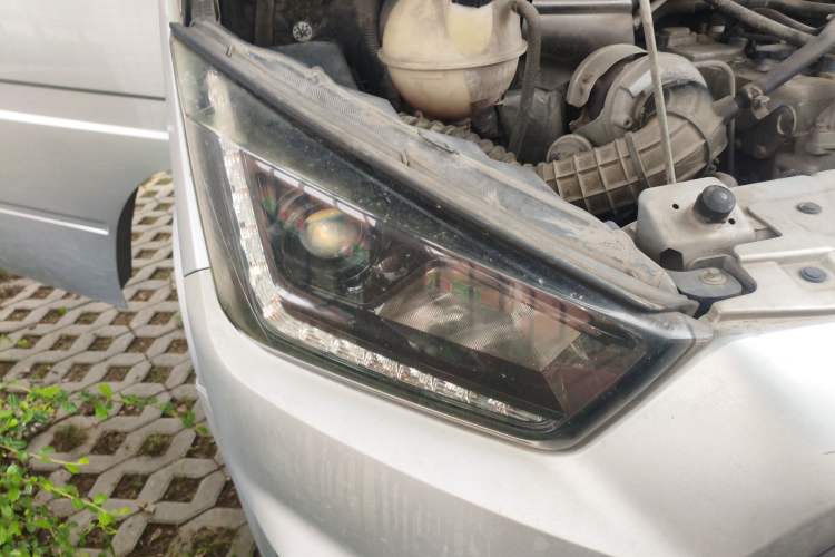 Used JMC Transit 2017 2.8T Commercial Version Long Wheelbase Mid-Roof 6/7/8-Seater JX493 Right Front Headlight