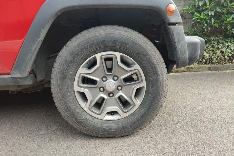 Used Jeep Wrangler 2013 3.6L Rubicon four-door model Right Front Wheel Hub