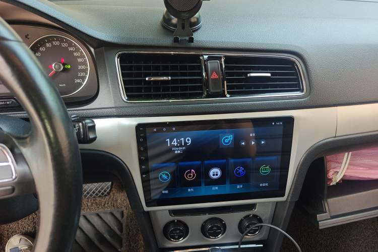 Used Volkswagen Gran Lavida 2013 1.6L Automatic Luxury Model Audio And AC Panel