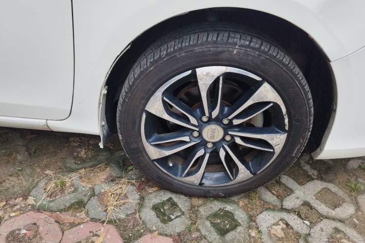 Used BYD Qin New Energy 2015 1.5T Dual-Crown Flagship Plus Edition Right Front Wheel Hub