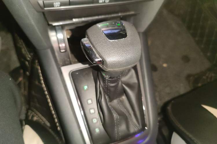 Used Skoda Octavia 2013 1.6L Automatic Yijun Edition Gear Lever