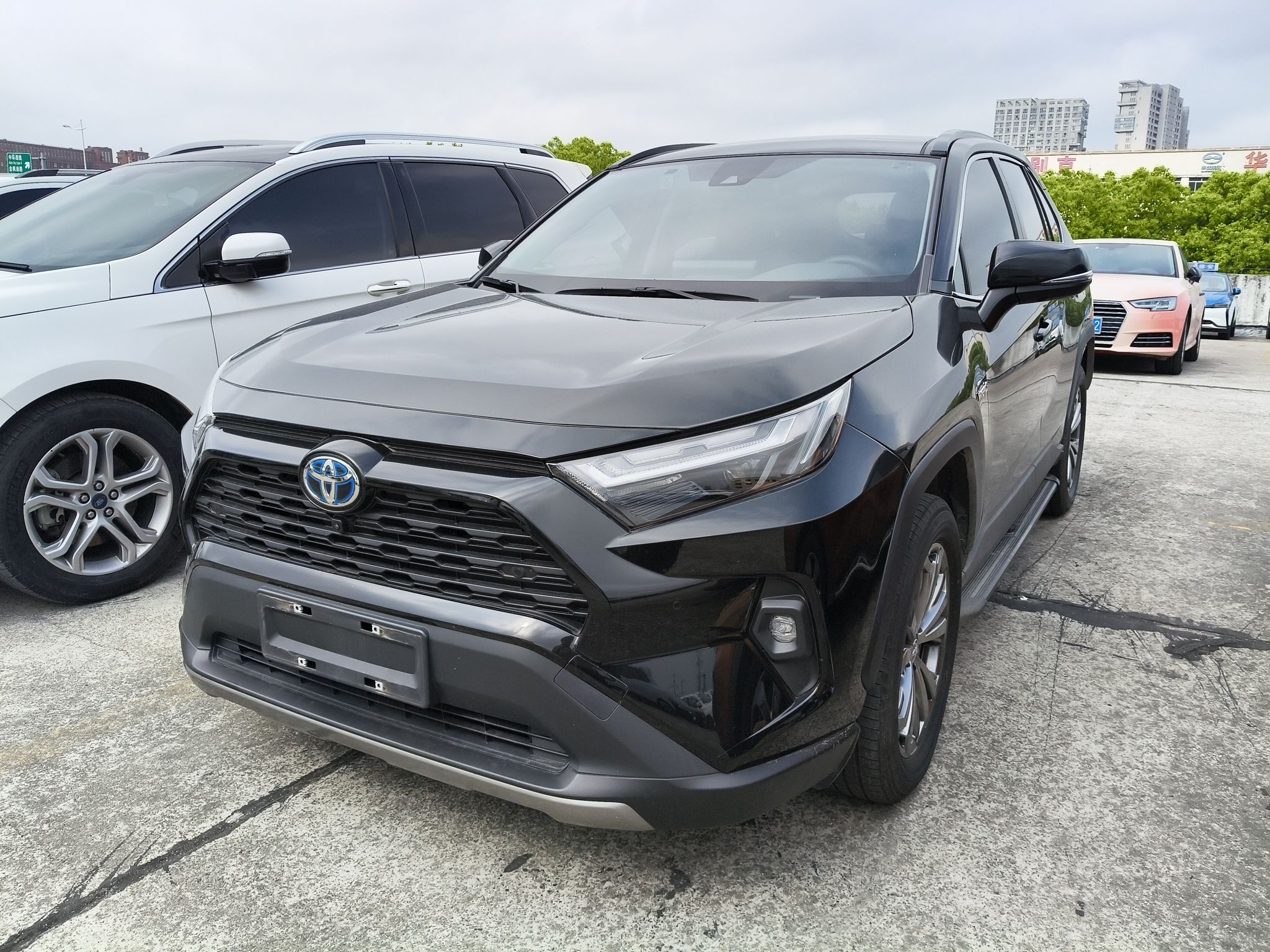 Под передней частью автомобиля