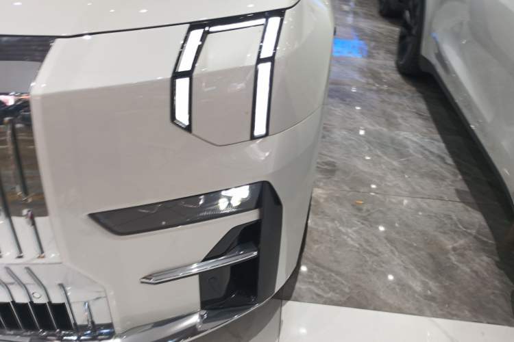 Used Zeekr 009 2024 7-Seater Aisle Version 108 kWh Left Front Headlight