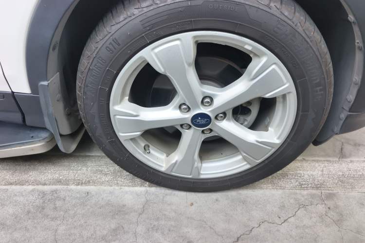 Used Ford Kuga 2017 EcoBoost 180 Two-Wheel-Drive Platinum Edition Right Front Wheel Hub