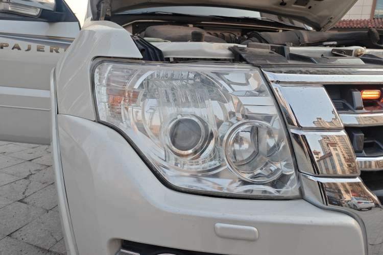 Used Mitsubishi Pajero 2014 3.0L Elite Edition Right Front Headlight