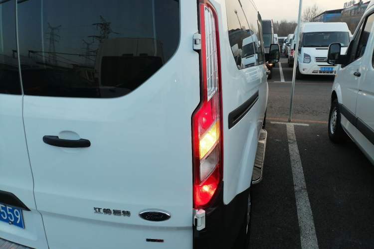 Used Ford Transit 2017 2.0T Diesel Multi-Purpose Commercial Vehicle Short Wheelbase Low Roof China V Standard