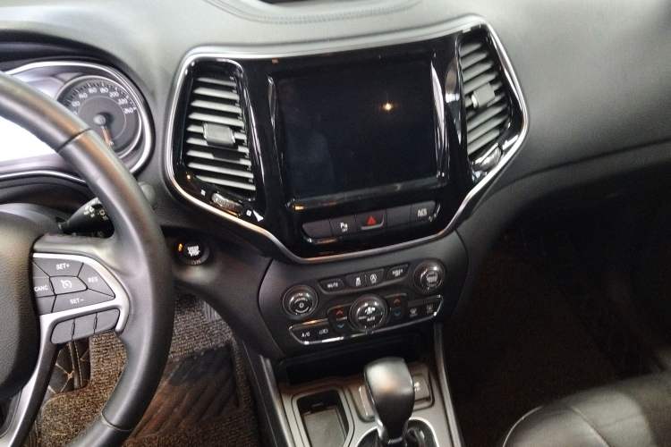 Used Jeep Cherokee 2019 2.0T Two-Wheel Drive Smart Enjoyment Version China VI