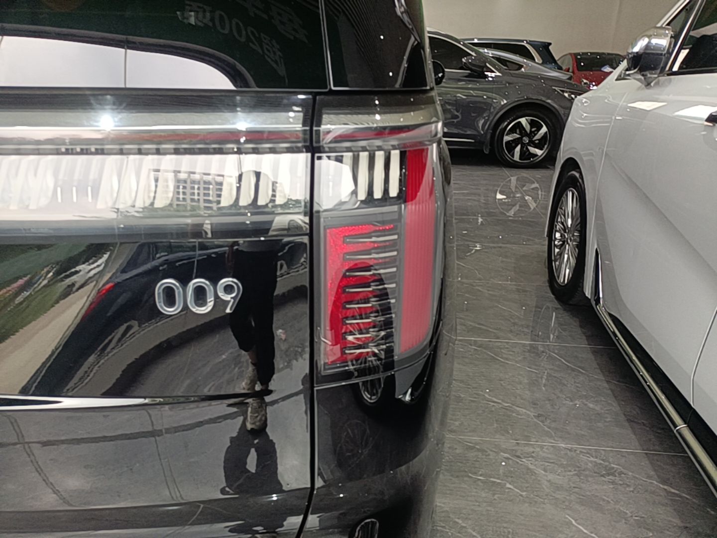 Zeekr 009 2024 Six-Seat Executive Version 4WD 108 kWh — снимка 9