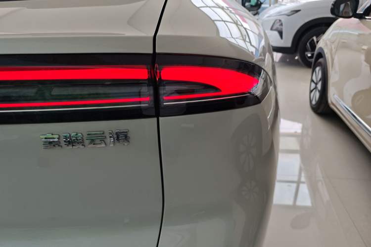Used Baojun Yunhai 2024 140km Plug-in Hybrid Version Right Rear Taillight