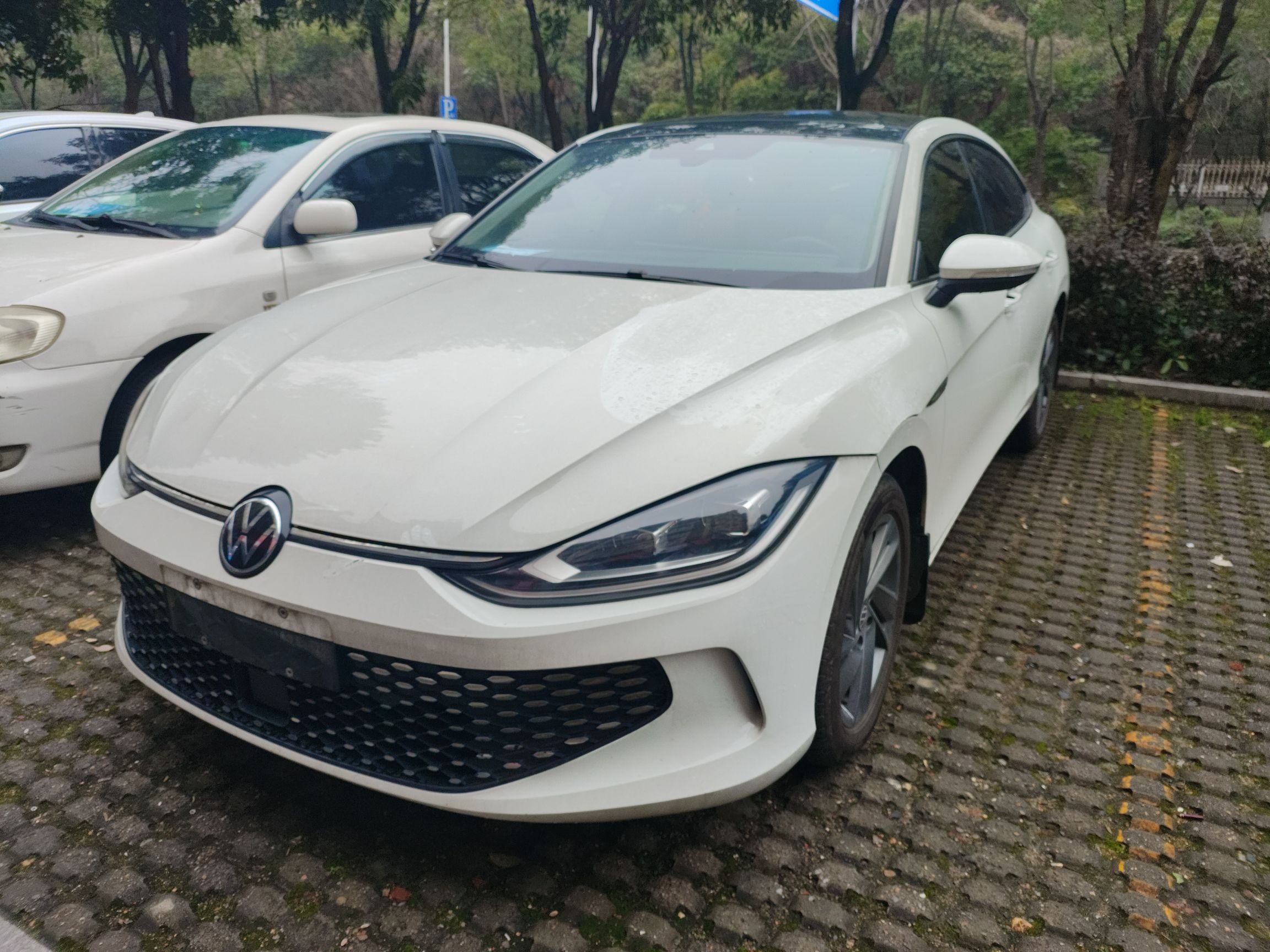 Под передней частью автомобиля