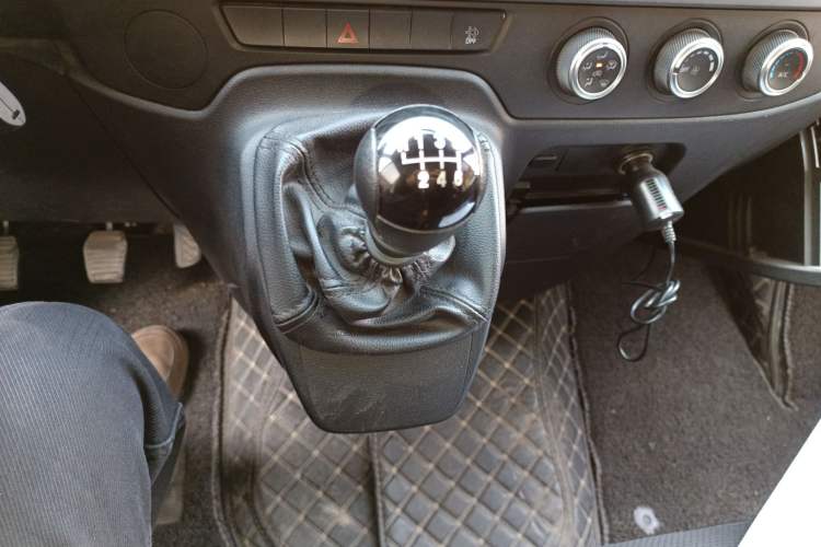 Used JMC Fushun 2022 2.0T Manual Multi-Function Passenger Vehicle Short Wheelbase Mid-Height Roof 6-Seater