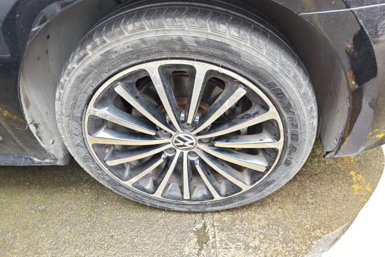 Used Volkswagen Passat 2015 1.8TSI DSG Prestige Edition Right Front Wheel Hub