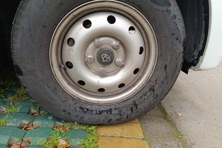 Used CHANGAN KAICHENG Ruixing EM60 2025 Passenger Version Comfort Edition 6 Seats 300 km Range Side-Hinged Doors Right Front Wheel Hub