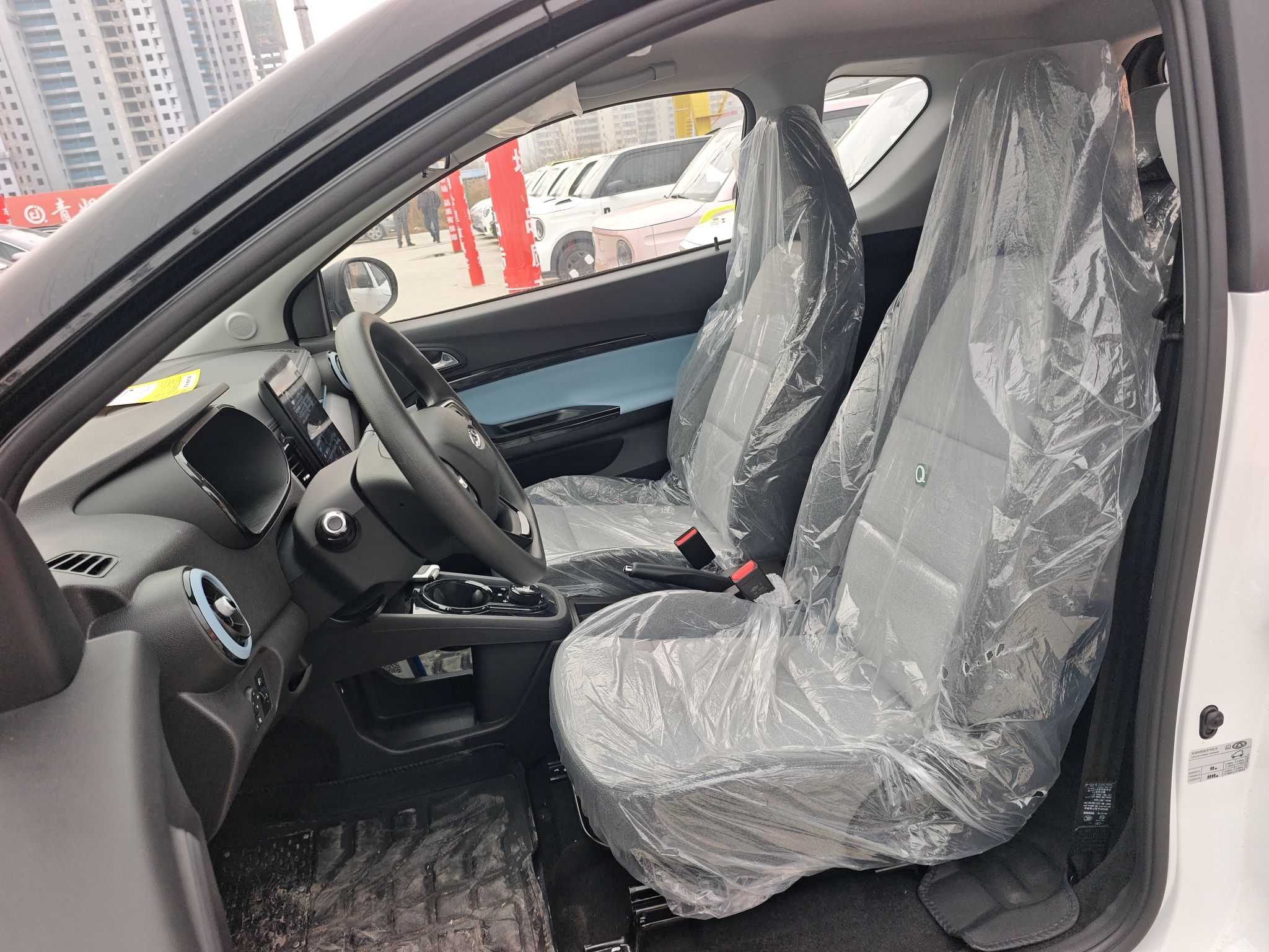 Переднее сиденье в автомобиле