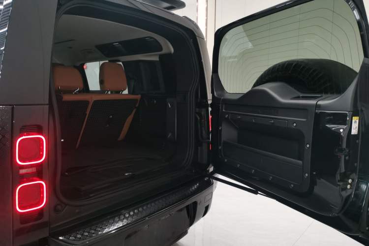 Used Land Rover Defender 2023 Facelift 110 3.0T P400 Dark Edition
