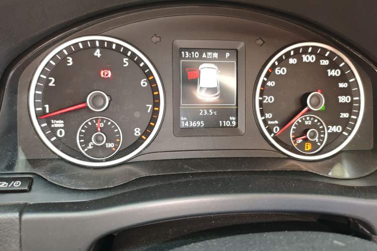 Used Volkswagen Tiguan 2015 1.8TSI Automatic Two-Wheel Drive Luxury Model Odometer Close Up