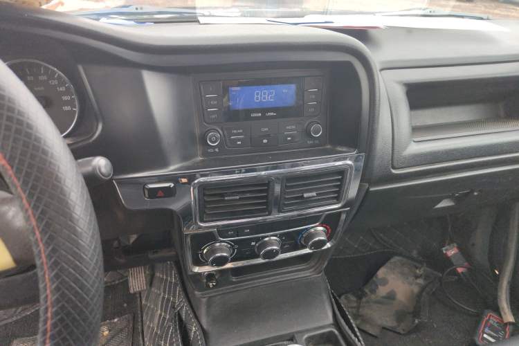 Used Isuzu Pickup 2015 2.8T Two-Wheel Drive 4JB1CT
