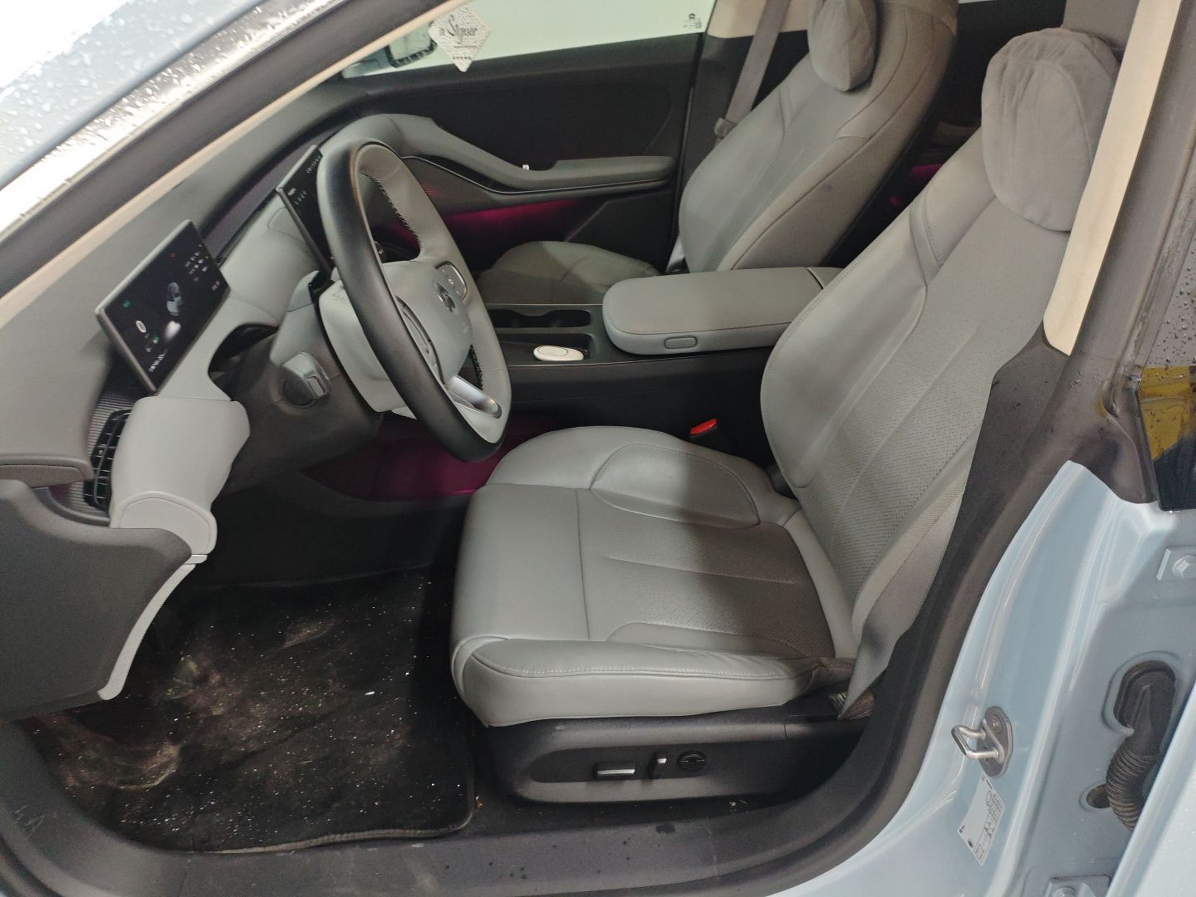 المقاعد الأمامية داخل السيارة