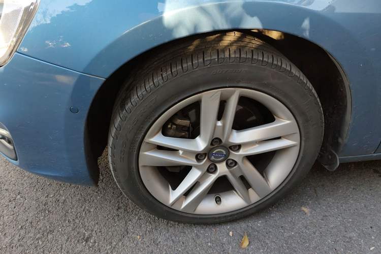 Used Volvo V60 2017 T5 Zhiya Edition China V Standard Left Front Wheel Hub