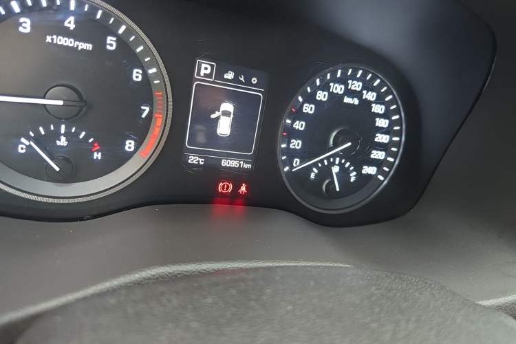 Used Hyundai Tucson 2015 1.6T Dual-Clutch Two-Wheel-Drive Smart Model Odometer Close Up