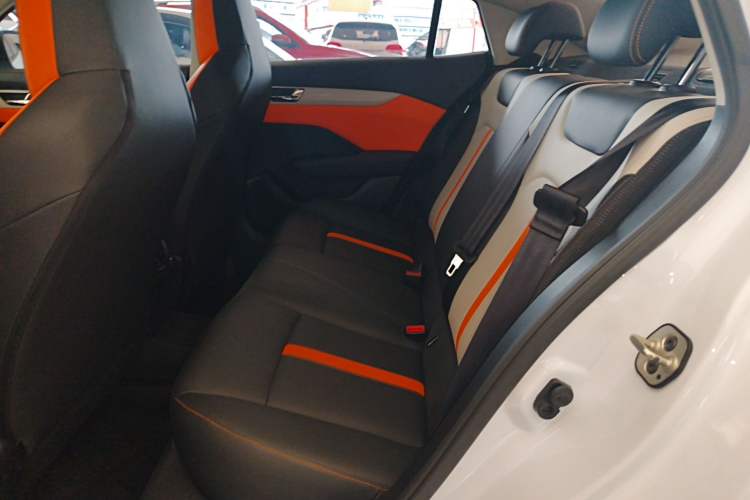 Used Dongfeng Aeolus Yixuan 2023 Mach Edition 1.5L Automatic Chasing Shadow Version Left Rear Seat