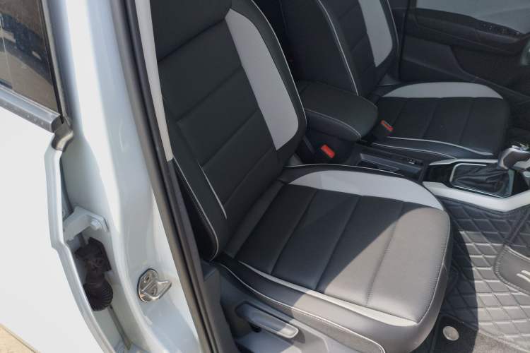 Used Volkswagen T-ROC 2024 280TSI DSG Two-Wheel-Drive Time Edition Right Front Seat