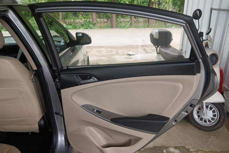 Used Hyundai Verna (older generation) 2014 1.4L Automatic Smart GLS Interior 6